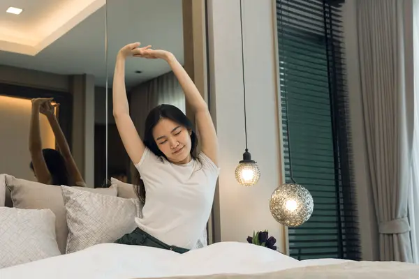 Asiatic Femeie Stretching Trezește Dimineața Fotografie de stoc
