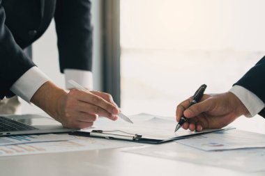 İki işadamı takım hesaplamak tablo Office Özet raporu yıllık hakkında.