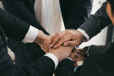 İş adamları ellerini birlikte birlik içinde katılma grubunun yakın çekim.