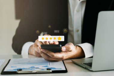 Müşteri hizmetleri. En iyi derecelendirme deneyimi memnuniyet araştırması konsepti. Akıllı telefon kullanan bir adam satış sonrası hizmette memnuniyet derecesi verir.