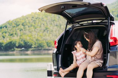 Yaz tatili mutlu anne ve kız eğleniyor. Aile tatili ve seyahat kavramı..
