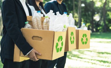 Açık hava atıkları ve çöp temizleme yapan bir grubun gönüllü portresi. Dünya Günü, hayır kurumu ve toplum temizliği projesi.