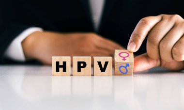 HPV (İnsan Papillomavirus), tahta bloktaki bir kısaltmadır. Hem kadınları hem de erkekleri etkileyebilir..