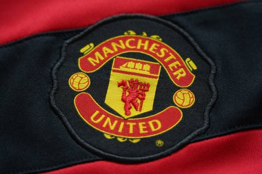 CHIANG MAI, THAILAND - 26 Eylül 2024: Ev Tişörtü İngiliz futbol kulübü Manchester United forma amblemi.