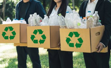 Açık hava atıkları ve çöp temizleme yapan bir grubun gönüllü portresi. Dünya Günü, hayır kurumu ve toplum temizliği projesi.