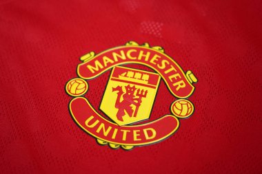 CHIANG MAI, THAILAND - 26 Ağustos 2025: yeni ev tişörtü İngiliz futbol kulübü Manchester United forma amblemi.