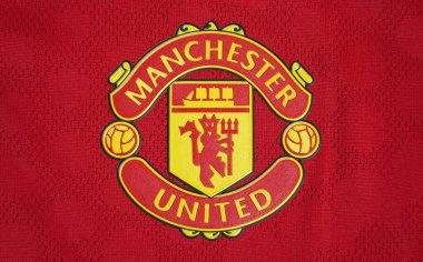CHIANG MAI, THAILAND - 26 Ağustos 2025: yeni ev tişörtü İngiliz futbol kulübü Manchester United forma amblemi.