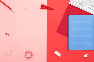 Okul malzemeleriyle genç öğrenci çalışma alanı. Ofis masası