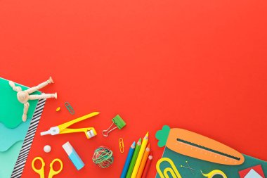 Okul malzemeleriyle kırmızı arka plan. Okula dönelim. Düz yatıyordu.