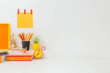 Öğrenci kreatif masası renkli ofis malzemeleri ve duvarlarla süsleniyor. Okula ya da ev okulu konseptine, geçmişe.