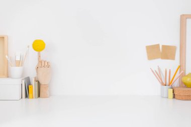 Ev çalışma alanı, ahşap malzemeli yaratıcı masa ve duvar..