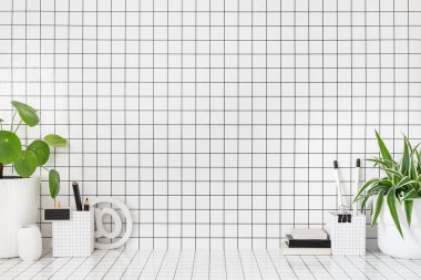 Evde kareli bir duvardaki masa. Genç sanatçılar yaratıcı çalışma alanı. 