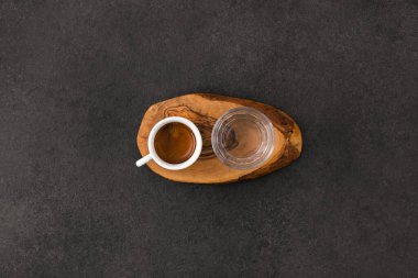 Koyu masada bir fincan sıcak espresso, kahve spesiyali konsepti..