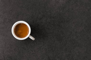 Siyah desenli masaya espresso..