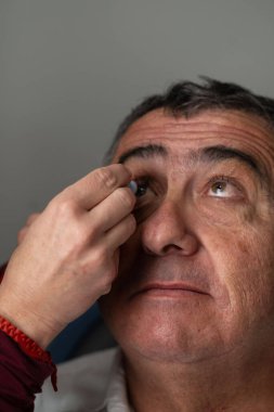 Göz protezi takmak, görme yetisini geri getirmek ve göz kaybı olan hastaların yaşam kalitesini arttırmak.