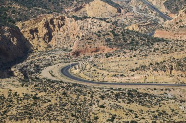 Agadir tepelerinde virajlı yol, güney Fas 'ta doğal manzara.
