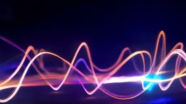 Karanlığın içinde hareket eden, karmaşık desenler ve şekiller oluşturan soyut ışık izlerini içeren bir video..