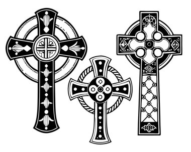 Farklı stillerde karmaşık bir şekilde tasarlanmış Kelt haçları koleksiyonu. İçinde taş dokular, ahşap oymalar ve beyaz arka planda izole edilmiş süslemeler var..