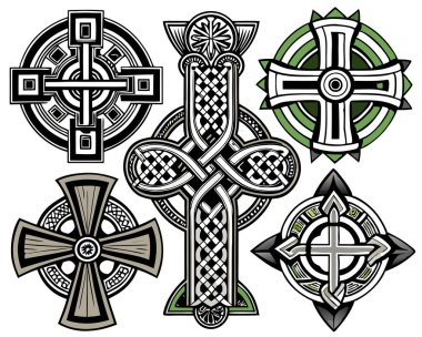 Farklı stillerde karmaşık bir şekilde tasarlanmış Kelt haçları koleksiyonu. İçinde taş dokular, ahşap oymalar ve beyaz arka planda izole edilmiş süslemeler var..