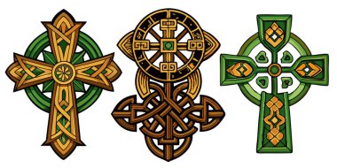 Farklı stillerde karmaşık bir şekilde tasarlanmış Kelt haçları koleksiyonu. İçinde taş dokular, ahşap oymalar ve beyaz arka planda izole edilmiş süslemeler var..