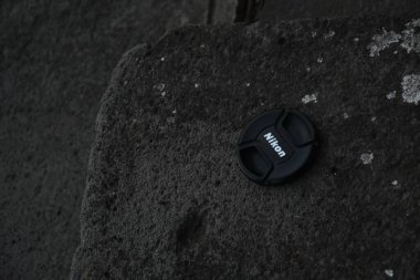 siyah mercek kapağı nikon siyah taş üzerinde