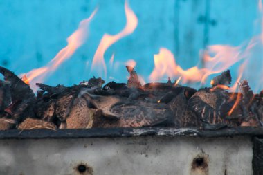 Satay ya da et yakmak için kömür yakmak. Sıcak