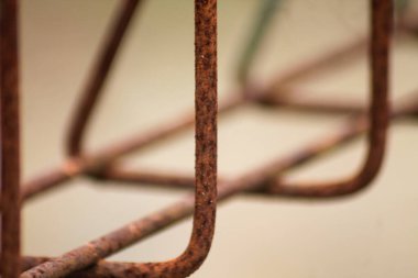 Eski ve paslı demir çitleri kapatın.