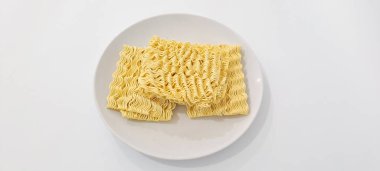 Metin için kopyalama alanı olan beyaz arkaplandaki ham hazır erişteler.