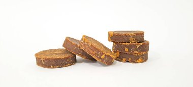 Palm şeker veya Jaggery beyaz arka plan üzerinde