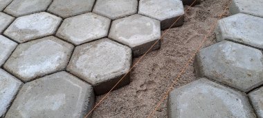 Altıgen kaldırım döşemesi. İnşaat aletleri ve detaylar, plastik çekiçle döşeme. Altıgen asfalt döşeme, kaldırım döşeme