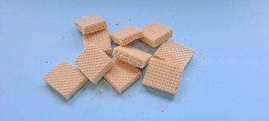 Mavi arkaplanda izole edilmiş vanilyalı bisküvi