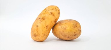 Patatesler beyaz arkaplanda izole