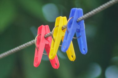 Metal ipin üzerinde renkli plastik mandallar