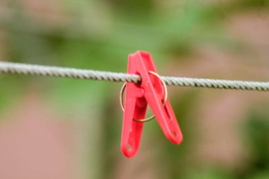 Metal ipin üzerinde renkli plastik mandallar