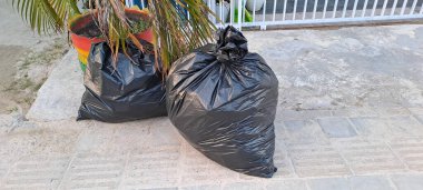 Plajdaki plastik çöp yığını.