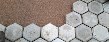 Altıgen kaldırım döşemesi. İnşaat aletleri ve detaylar, plastik çekiçle döşeme. Altıgen asfalt döşeme, kaldırım döşeme