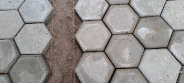 Altıgen kaldırım döşemesi. İnşaat aletleri ve detaylar, plastik çekiçle döşeme. Altıgen asfalt döşeme, kaldırım döşeme