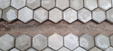 Altıgen kaldırım döşemesi. İnşaat aletleri ve detaylar, plastik çekiçle döşeme. Altıgen asfalt döşeme, kaldırım döşeme