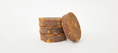 Palm şeker veya Jaggery beyaz arka plan üzerinde