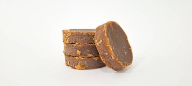 Palm şeker veya Jaggery beyaz arka plan üzerinde