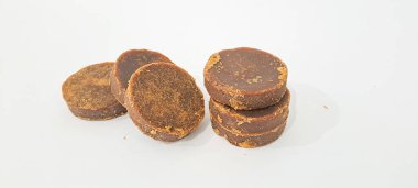 Palm şeker veya Jaggery beyaz arka plan üzerinde