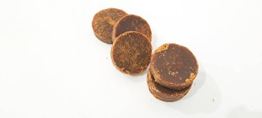 Palm şeker veya Jaggery beyaz arka plan üzerinde