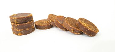 Palm şeker veya Jaggery beyaz arka plan üzerinde