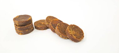 Palm şeker veya Jaggery beyaz arka plan üzerinde