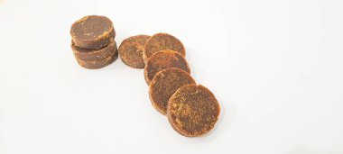 Palm şeker veya Jaggery beyaz arka plan üzerinde