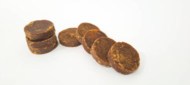 Palm şeker veya Jaggery beyaz arka plan üzerinde