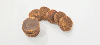 Palm şeker veya Jaggery beyaz arka plan üzerinde