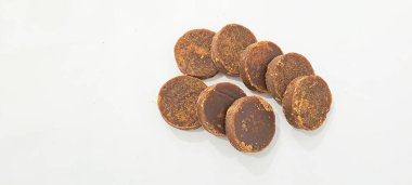Palm şeker veya Jaggery beyaz arka plan üzerinde
