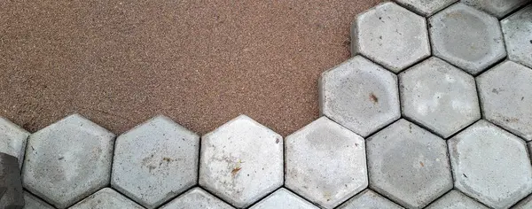 Altıgen kaldırım döşemesi. İnşaat aletleri ve detaylar, plastik çekiçle döşeme. Altıgen asfalt döşeme, kaldırım döşeme