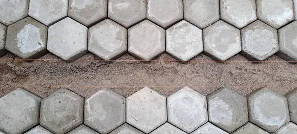 Altıgen kaldırım döşemesi. İnşaat aletleri ve detaylar, plastik çekiçle döşeme. Altıgen asfalt döşeme, kaldırım döşeme